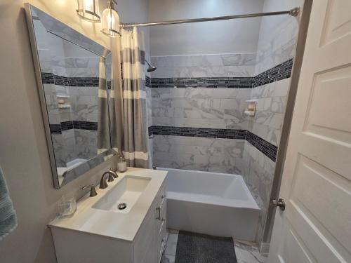 Phòng tắm tại 605 S genios st new Orleans 70019