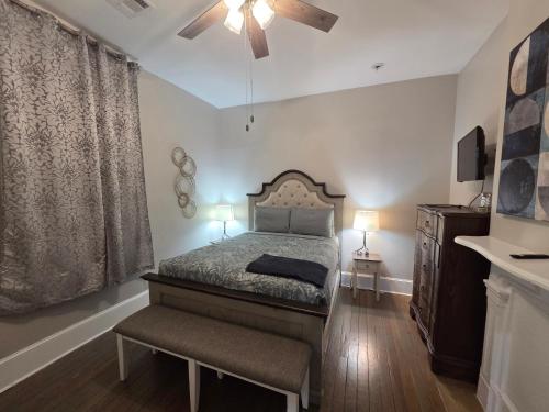 Giường trong phòng chung tại 605 S genios st new Orleans 70019