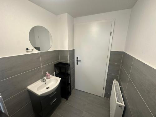 Phòng tắm tại Ferienwohnung - Monteurzimmer am Aartalssee Bischoffen