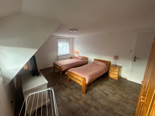 Giường trong phòng chung tại Ferienwohnung - Monteurzimmer am Aartalssee Bischoffen