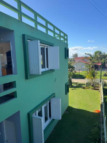 a view of the outside of a house at Apartamentos Mobiliados em Imbé in Imbé