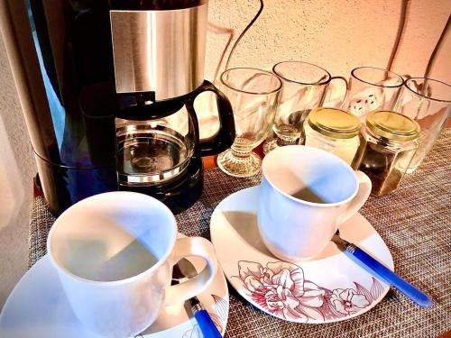 un tavolo con due tazze di caffè e bicchieri di Casa del Olivo bedroom 3 a Parras de la Fuente