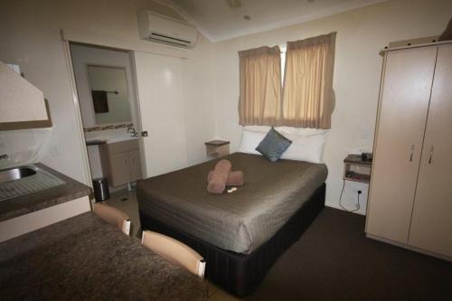 Postel nebo postele na pokoji v ubytování Injune Haven Motel