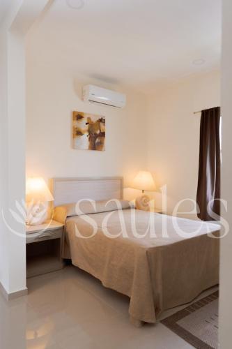 a bedroom with a bed with two lamps on it at Saules Sueño in Cancún