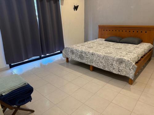 En eller flere senge i et værelse på Villa 74