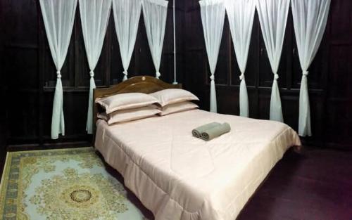 Giường trong phòng chung tại Impian May Homestay 2 Private Pool
