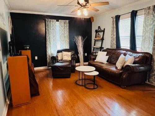 Et opholdsområde på Tree Farm Stay Fire Pit & Grill WOW-King Suite