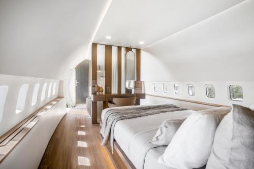 Giường trong phòng chung tại Private Jet Villa Uluwatu