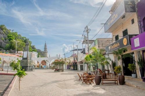 an empty street in a town with tables and chairs at Hotel Dallas Toríbio in Bom Jesus da Lapa