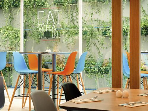 En restaurant eller et andet spisested på Ibis Bandung Pasteur