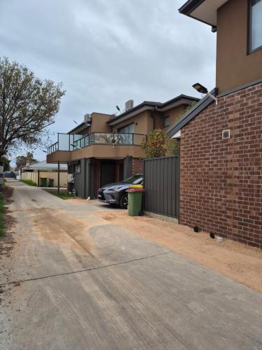 een huis met een auto geparkeerd naast een oprit bij Sredna Homestay in Braybrook