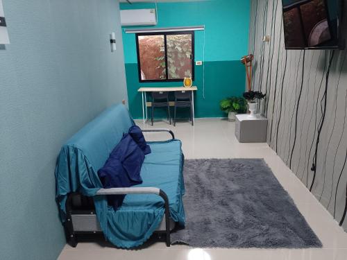 una camera ospedaliera con una sedia e una finestra di BP family room 4 a Ko Mak