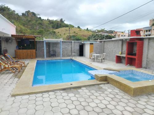 Piscina de la sau aproape de Laura's Oasis