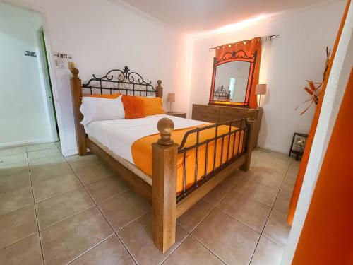 een slaapkamer met een bed en een spiegel bij The Royal at winchester in Kingston