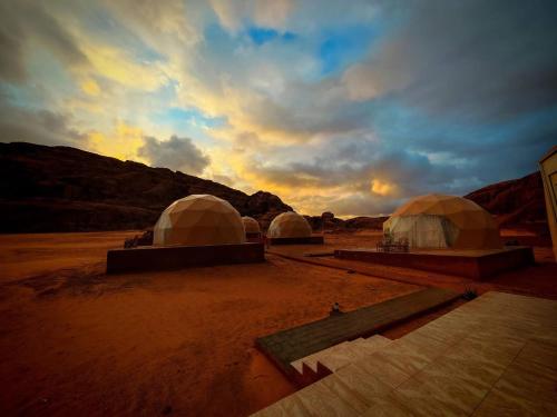 tre cupole nel deserto sotto un cielo nuvoloso di Desert calm a Wadi Rum