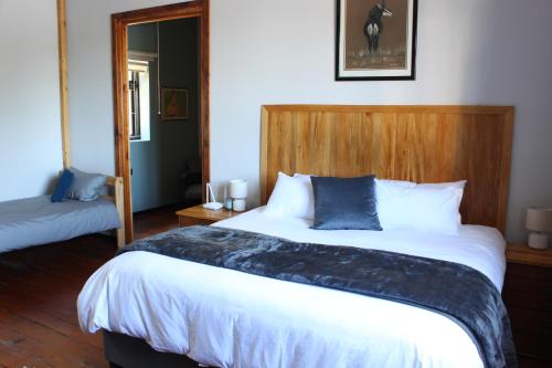 En eller flere senge i et værelse på The Old Barracks Boutique Guesthouse