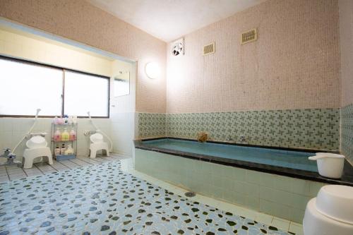 bagno con vasca e servizi igienici di Ichimaru Ryokan - Vacation STAY 35990v a Tenkawa