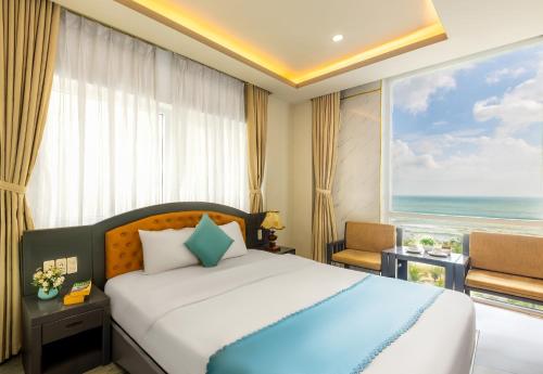 Giường trong phòng chung tại Chill Hotel Ha Bong