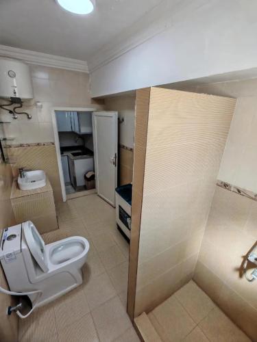 a bathroom with a toilet and a sink at السعادة نستو - نسائم صلاله للأجنحة والشقق الفاخرة Nassayem Salalah Hotel Apartments & Suites Downtown in Salalah