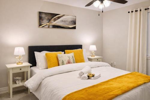 En eller flere senge i et værelse på Executive 4-Bed Luxury Detached in Oakville - Prime location