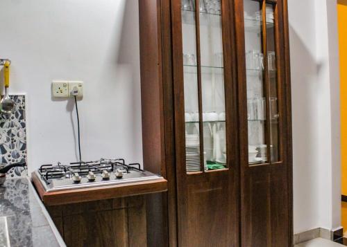een fornuis in een keuken naast een houten kast bij Heaven villa mirissa in Mirissa