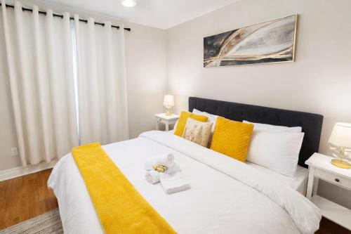 En eller flere senge i et værelse på Executive 4-Bed Luxury Detached in Oakville - Prime location