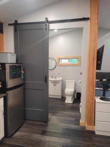 bagno con porta scorrevole e servizi igienici di Wells Gray Stay And Play a Clearwater