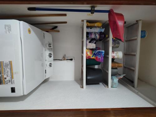 a small kitchen with a refrigerator and a door to a room at MiniSuite con vista al Río in Boca del Río