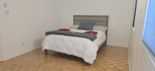 Postel nebo postele na pokoji v ubytování Charming Family Home in Peaceful Laval