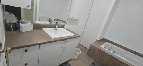 Koupelna v ubytování Charming Family Home in Peaceful Laval