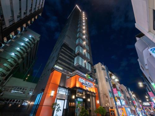 a tall building in a city at night at APA Hotel Shinagawa Togoshi Ekimae in Tokyo