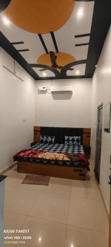 a bed in a room with a ceiling at Sita pathik niwas in Jāmb