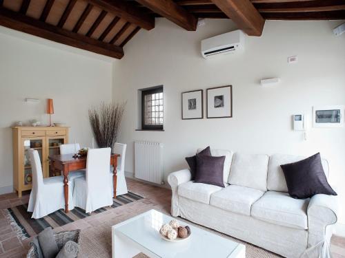 een woonkamer met een witte bank en een tafel bij Modern holiday home in Foligno - Loc with pool in Case Vecchie
