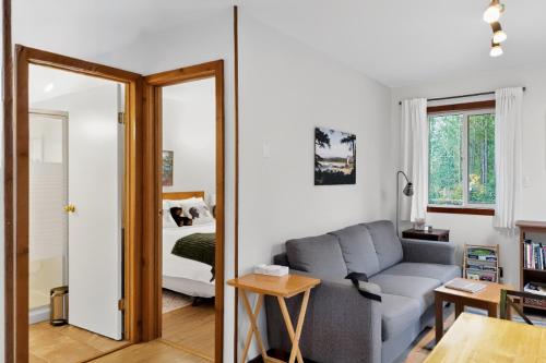 Posezení v ubytování Little Bear Cabin at Raven's Moon