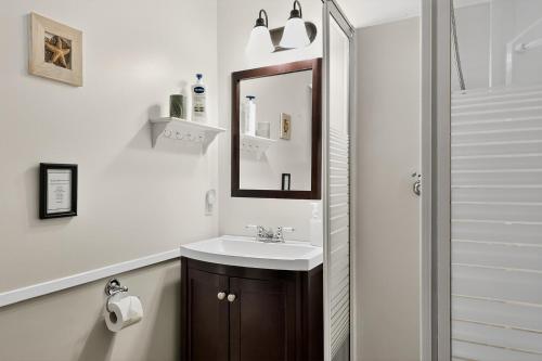 Koupelna v ubytování Little Bear Cabin at Raven's Moon