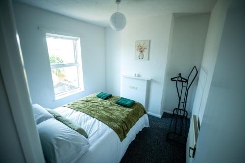 En eller flere senge i et værelse på Three BR House By Eason Stays Short Lets Lowestoft