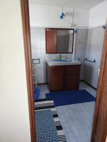 un piccolo bagno con lavandino e specchio di Rooms on ocean view a Grand Baie