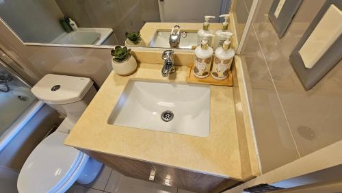 a bathroom with a sink and a toilet at Departamento Centro Osorno in Osorno