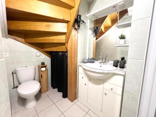 a small bathroom with a toilet and a sink at Le Petit Cocon - Lumineux & Confortable in Cerizay
