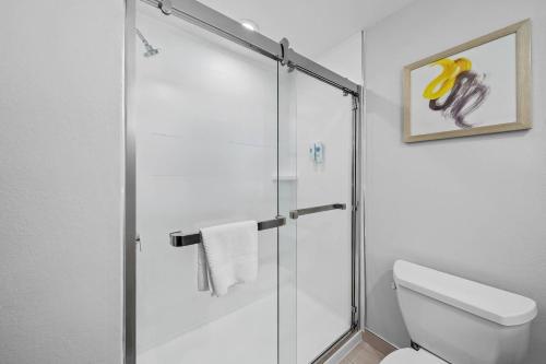 eine Duschkabine im Bad mit WC in der Unterkunft Comfort Inn & Suites Plainville-Foxboro in Plainville