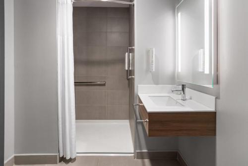 Phòng tắm tại Microtel Inn & Suites by Wyndham Rehoboth Beach