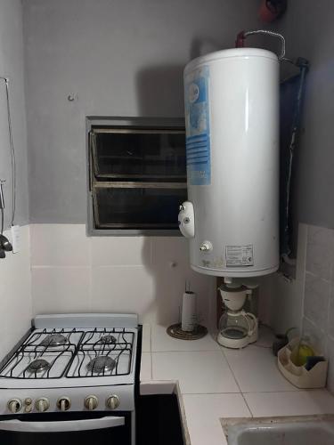 een keuken met een mixer en een fornuis bovenste oven bij Departamento Zoe in La Falda