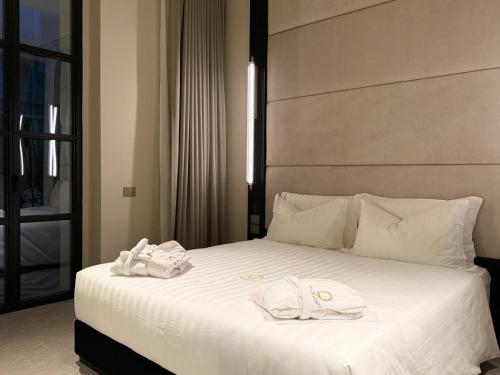 ein weißes Bett mit zwei weißen Handtüchern darauf in der Unterkunft Sparano Palace - Luxury Maison in Bari