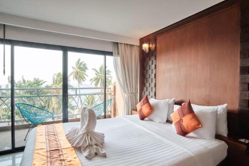 a bedroom with a large bed with a large window at Baywalk Residence Pattaya in Pattaya Central
