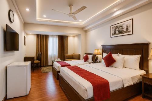 En eller flere senge i et værelse på Diplomat Hotel