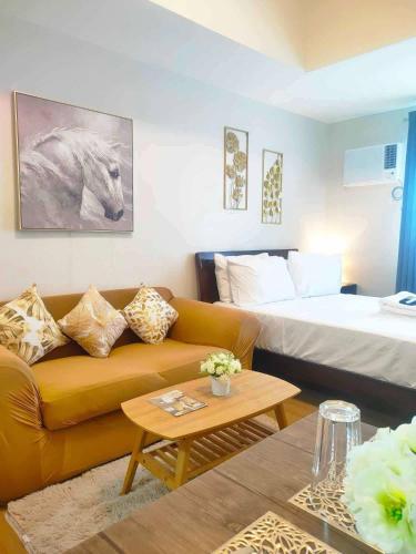 Giường trong phòng chung tại 22F Condo at The Loop Tower Limketkai Center CDO