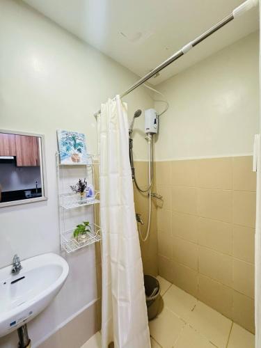 Phòng tắm tại 22F Condo at The Loop Tower Limketkai Center CDO