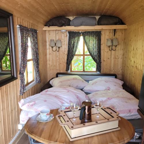 Giường trong phòng chung tại Schäferwagen mit Dachterrasse an der Pferdekoppel
