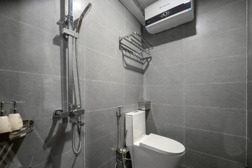 een badkamer met een douche en een toilet. bij Lucas Boutique Home Hue in Thôn Trường Giang
