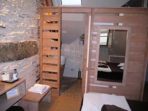 een kamer met een stapelbed en een spiegel bij La Vinotière Chambres Appartements Spa in Le Conquet